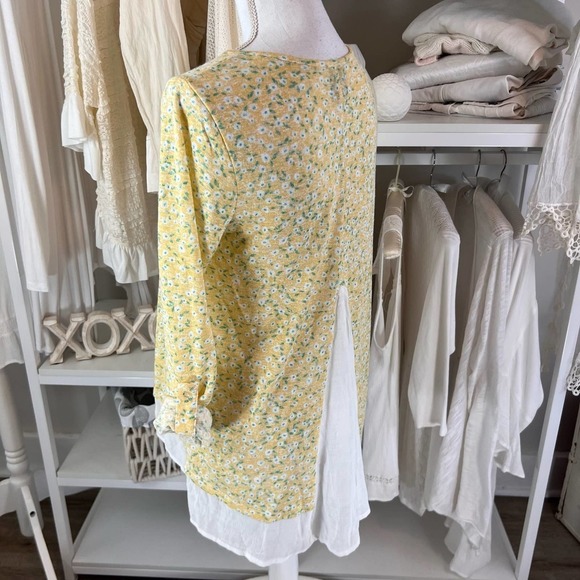 Bobeau size medium yellow ditsy print floral top, faux layers. Lightweight #1397 - Picture 4 of 9
